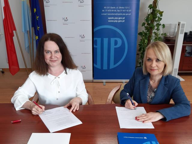 Anna Kołodziej p.o. Okręgowy Inspektor Pracy i  Agnieszka Dornfeld-Kmak podpisują porozumienie